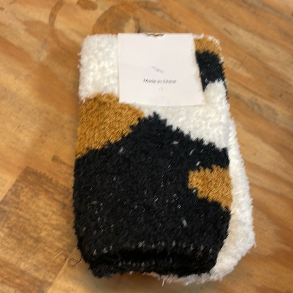 NWT woman’s one pair of fuzzy socks - Picture 4 of 4